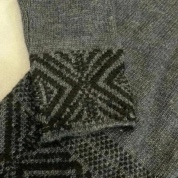 ❤️2/$50❤️[L] Chiaramente Wool Blend Gray Shrugs with buckled closure around Neck - Picture 4 of 8